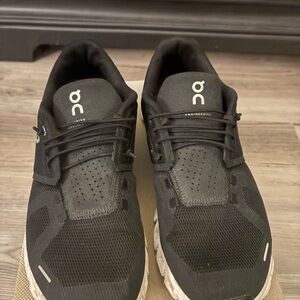 On Cloud Running Women’s Black Athletic Shoes Size 10